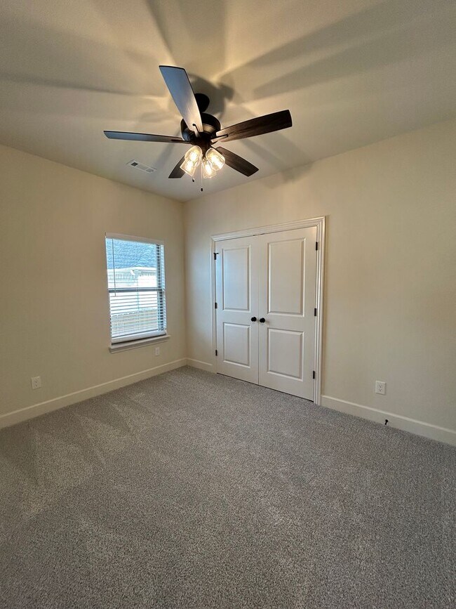 Building Photo - Beautiful Modern Home in Pea Ridge!