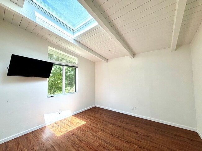 Building Photo - Mid Century Modern 2 bdrm 1 bath