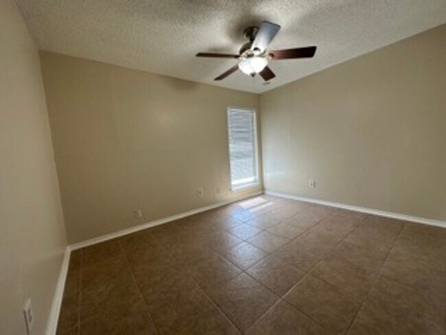Building Photo - 5812 Falcon Crest Dr 76017