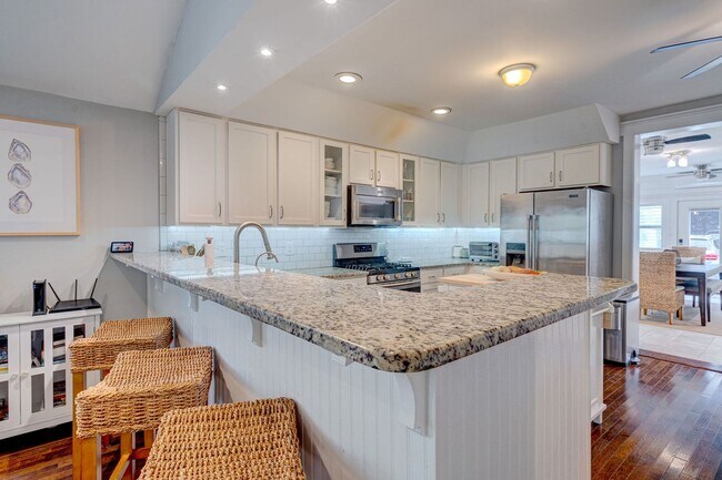 Building Photo - Midtown Rental in Forest Hills