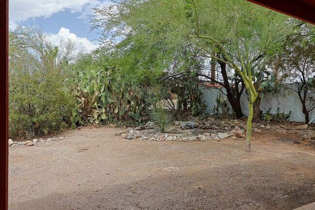 Building Photo - 618 N Medford Dr
