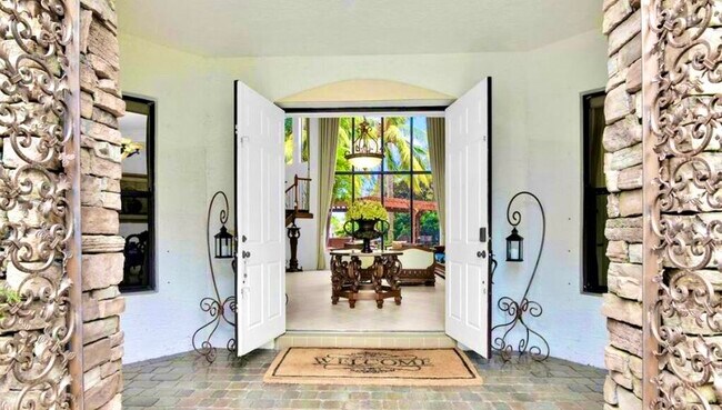 Building Photo - 10703 Versailles Blvd