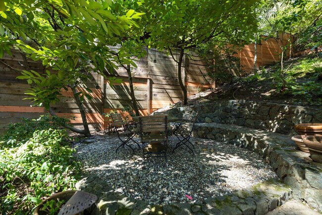 Building Photo - 522 Cascade Dr