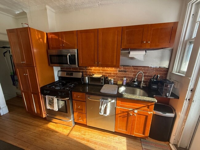 Building Photo - 1349 W 41st St