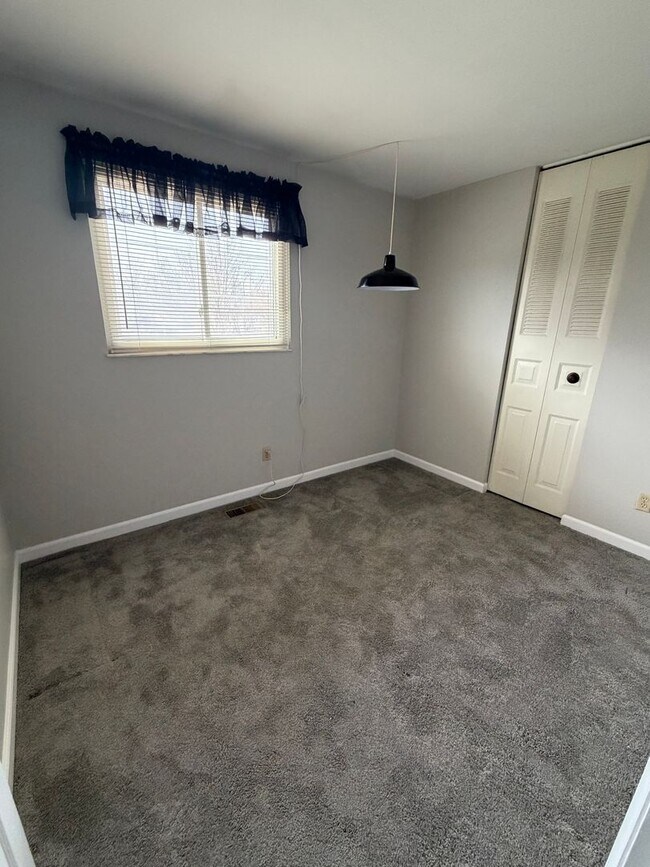 Building Photo - Great Four Bedroom Huber Home