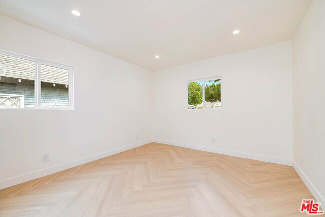 Building Photo - 749 N Niagara St