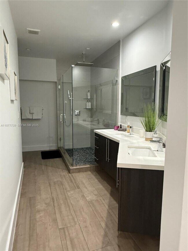 Building Photo - 3231 Salzedo St