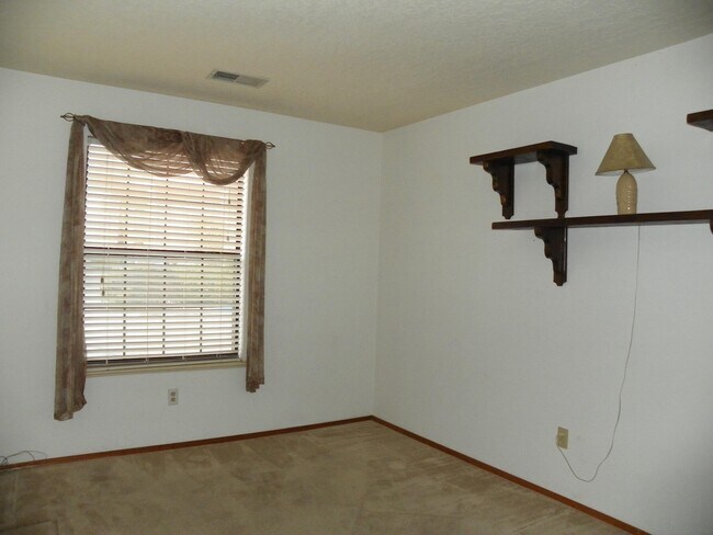 Building Photo - 813 Country Club Dr SE