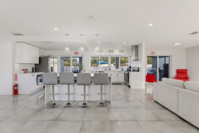 Building Photo - 632 S Crescent Dr
