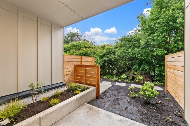 Building Photo - Newer 2 Bed/ 2 Bath Townhome in North Beacon Hill