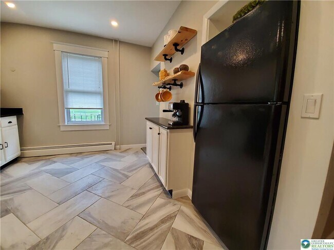 Building Photo - 628 Coal St