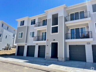 Building Photo - MODERN LUXURY 2BD/2BA/2CAR CONDO in Briargate