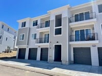 Building Photo - MODERN LUXURY 2BD/2BA/2CAR CONDO in Briargate