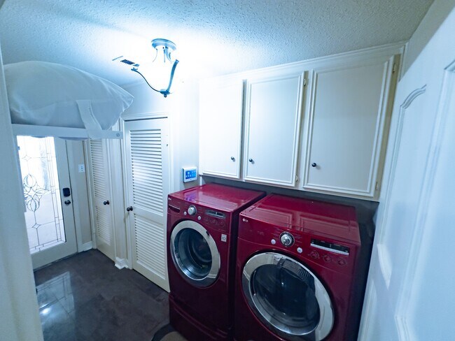 Building Photo - 10723 Elmdale Dr