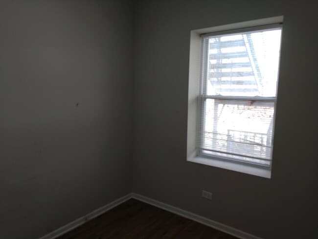 Building Photo - 6219 S Rhodes Ave