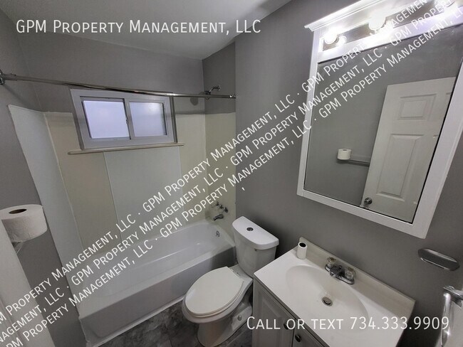 Building Photo - Home in Southfield!