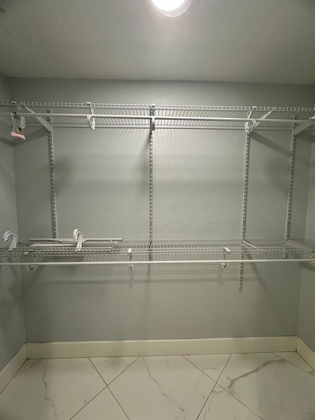 Building Photo - Stunning 3 Bedroom + Den Home with Fence +...