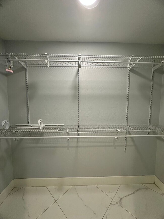 Building Photo - Stunning 3 Bedroom + Den Home with Fence + Screened Lanai in Great Location!