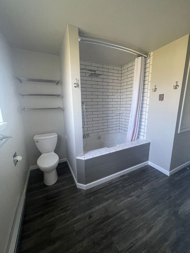 Building Photo - Large Home in peaceful setting