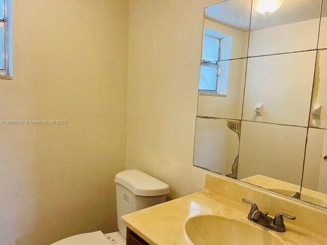 Building Photo - 9359 Fontainebleau Blvd