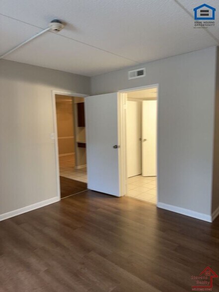 Building Photo - 915 S Seminole Dr