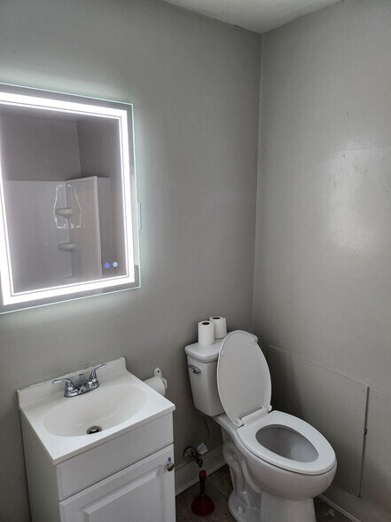 Building Photo - 522 Center St