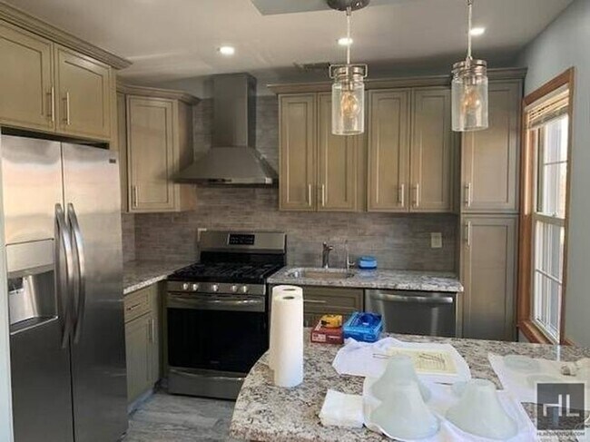 Building Photo - Spacious 2-Bedroom Apartment – Hardwood Fl...