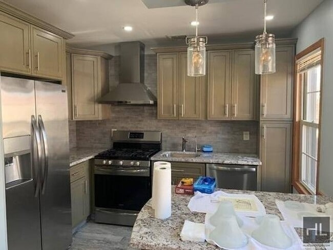 Building Photo - Spacious 3-Bedroom Apartment – Hardwood Fl...