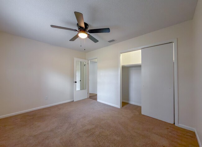 Building Photo - 307 Sweetbriar Dr