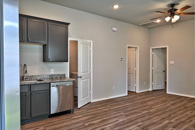 Building Photo - 11550 Persimmon St