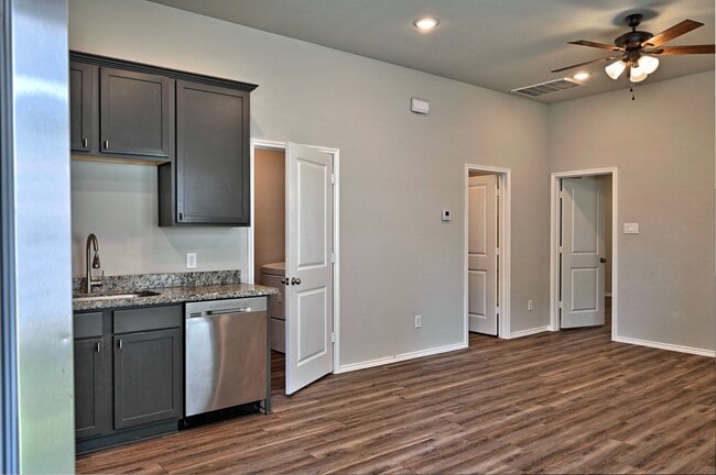 Building Photo - 11552 Persimmon St