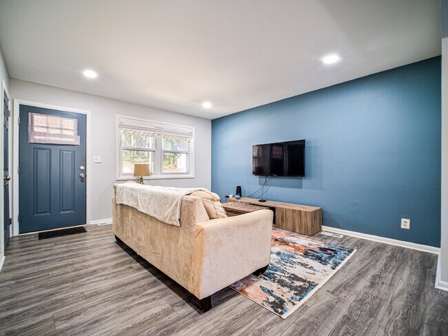 Building Photo - "Charming 2-Bedroom Retreat with Granite Elegance on Thornton Road!"