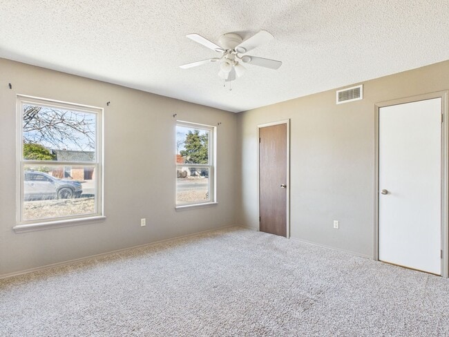 Building Photo - Beautiful in Belmar!