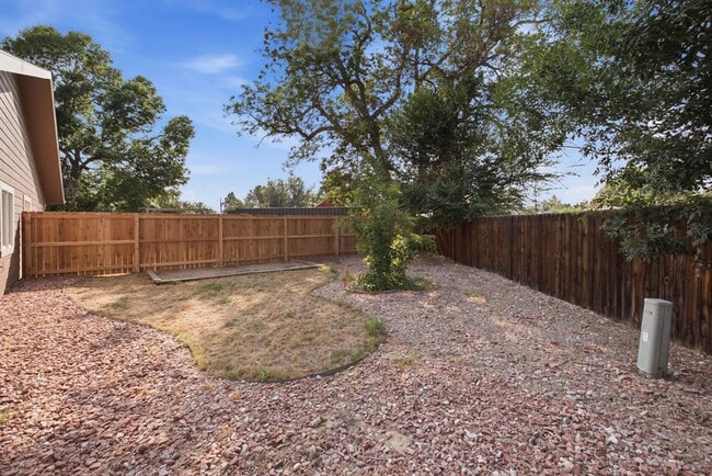 Building Photo - 1205 Raven Pl