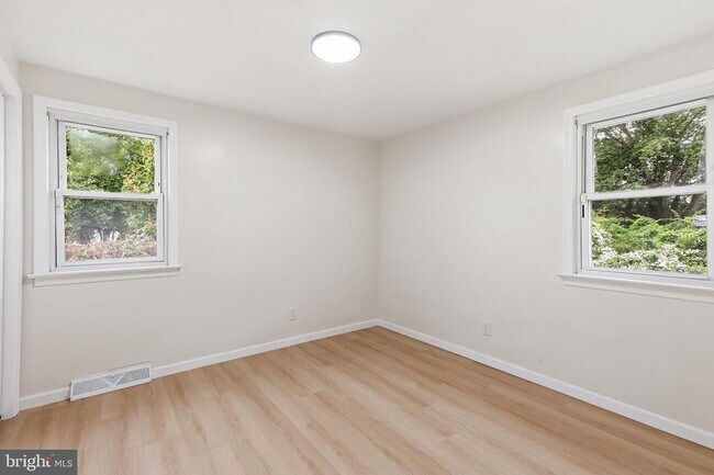 Building Photo - 10 E Dartmouth Rd