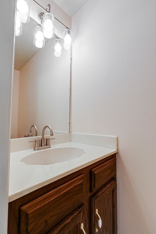 Building Photo - PRICE DROP on Wonderful End Unit Townhome ...