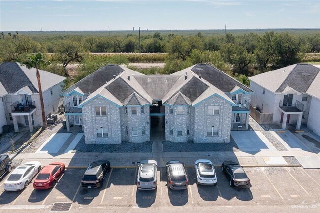 Building Photo - 1802 Oasis Dr