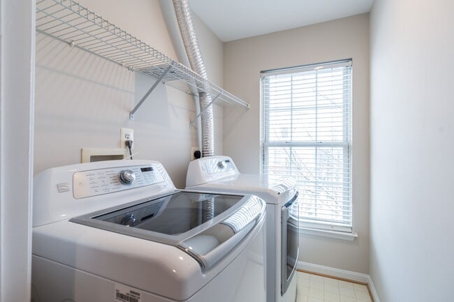 Building Photo - Immaculate 3 Bed 2 Full & 2 Half Bath End ...