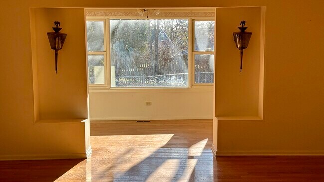 Building Photo - 304 E Hawthorne Dr