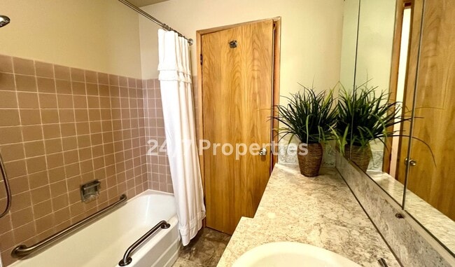 Building Photo - Spacious 4BD I 2BA Home w/ Separate Living...