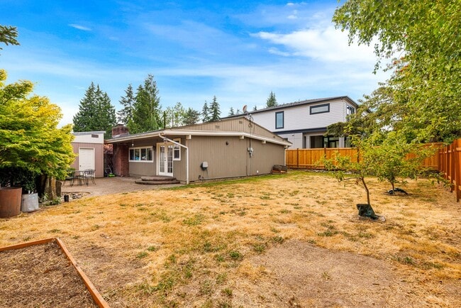 Building Photo - Bellevue 3 Bedroom 1.5 Bath - Detached Gar...