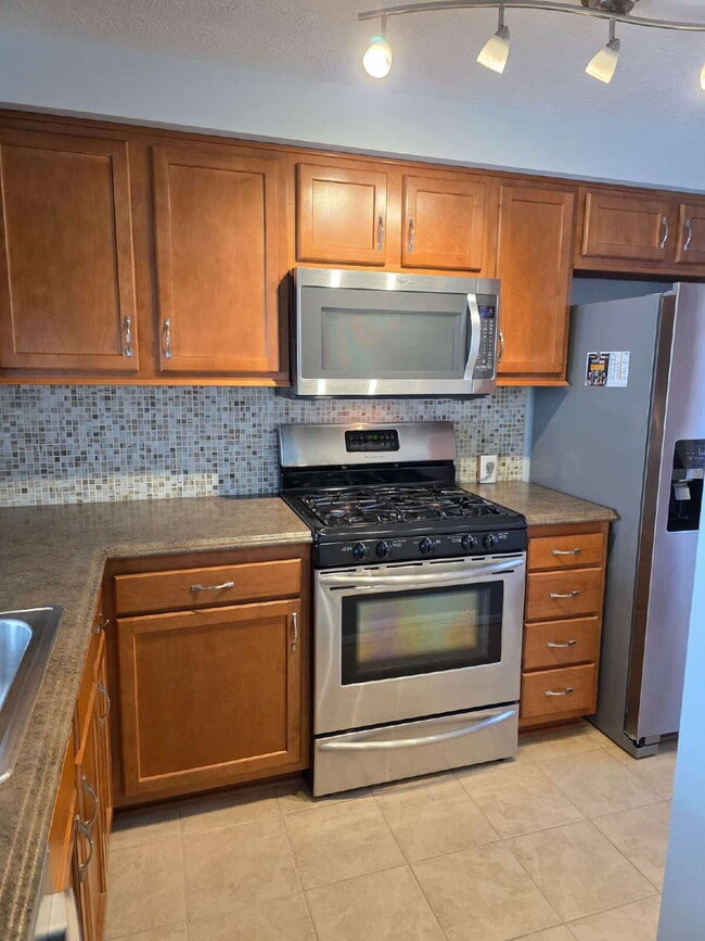 Building Photo - "Charming 2-Bedroom Townhouse Retreat in Venetia"