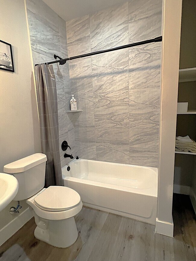 Building Photo - Like New and Close to IAH and Humble Area