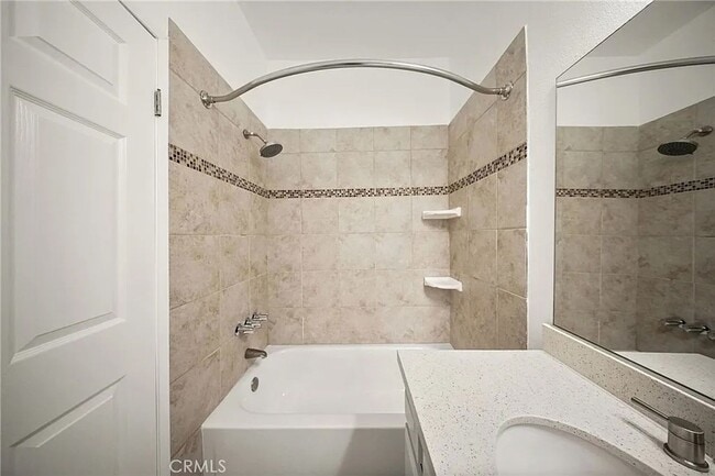 Building Photo - Beautiful Luxury 2 Bedroom Condo w/ Laundry Hookups, Private Patio, Secured Parking, Hardwood Flo...