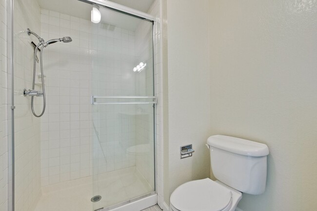 Building Photo - Lovely and Spacious 2BR 2.5BA Condo in Gre...