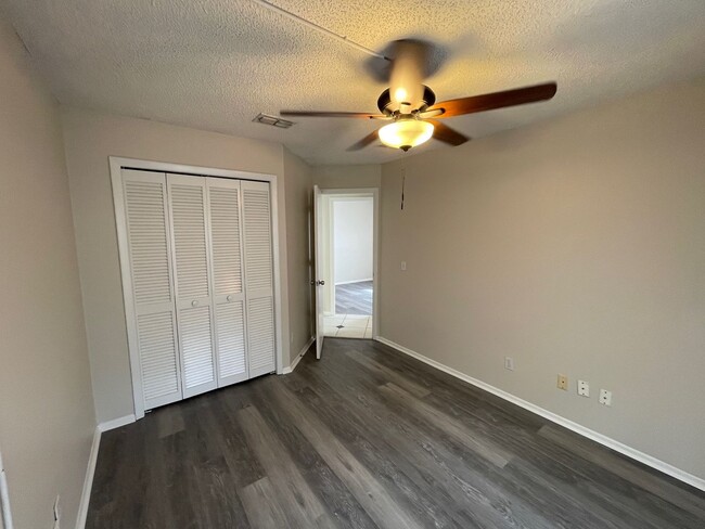 Building Photo - Available October 1st!  4 Bedroom, 2 Bathr...