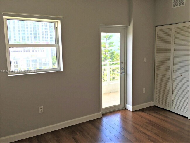 Building Photo - 471 NE 25th St