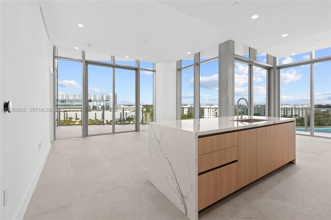 Building Photo - 2411 Laguna Cir
