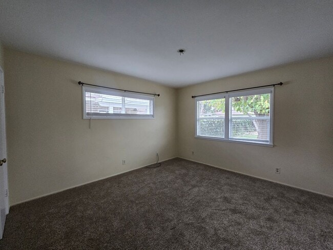 Building Photo - Charming Single Story Home