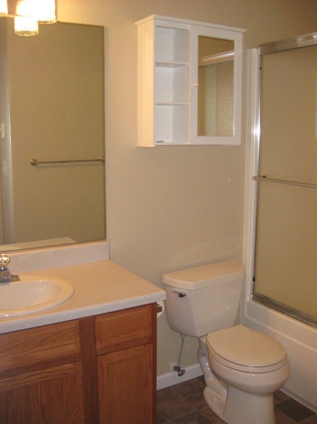 Building Photo - 3 Bedroom 2 Bath Duplex at the end of a Cul-De-Sac